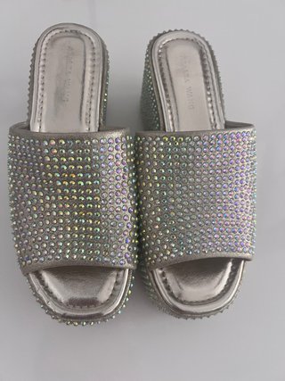 Sandalias de cuña doradas con pedrería