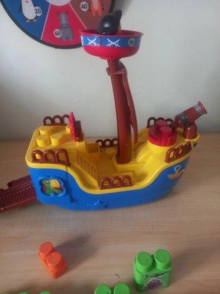 Barco Pirata y Bloques de Construcción