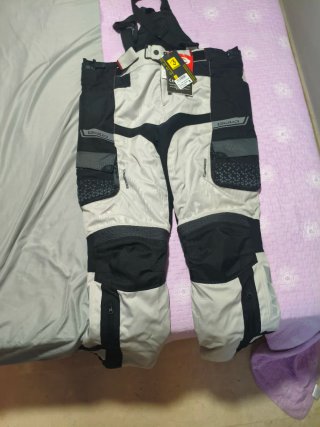 Chaqueta y pantalón de moto Bela