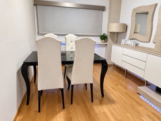 Mesa de Comedor Negra y 4 Sillas Tapizadas