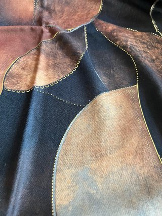 Sciarpa con foglie e bordi dorati