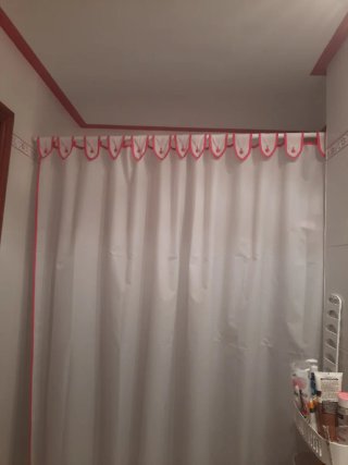 Cortina de baño blanca y rosa.