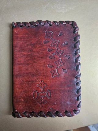 Billetero de cuero artesanal