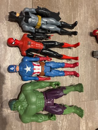 Figuras de Superhéroes (Batman, Spiderman, Hulk, C