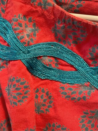 Blusa Amarti roja con bordados azules