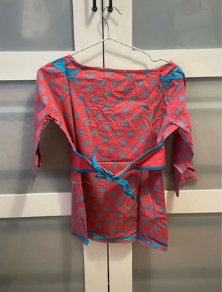 Blusa Amarti roja con bordados azules