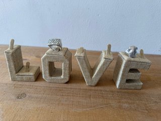 Expositor de anillos LOVE