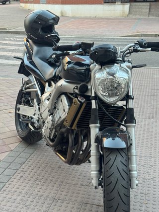 Yamaha FZ6 Naked Negra y Plateada negociable
