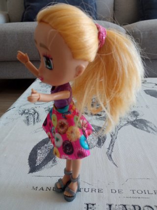 Muñeca articulada con falda de donuts