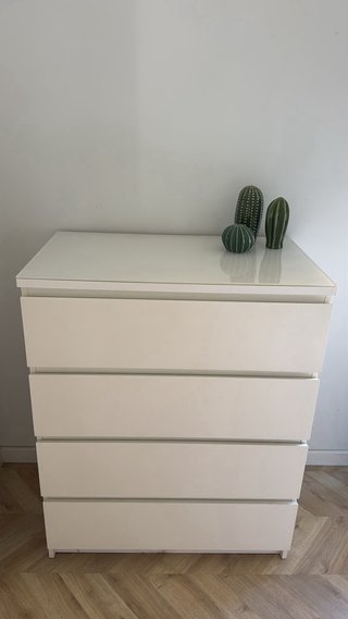 Mesitas de noche y cómoda blancas