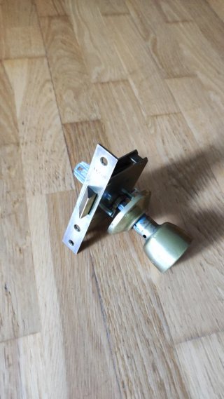 Cerradura Tesa para Puerta Madera.