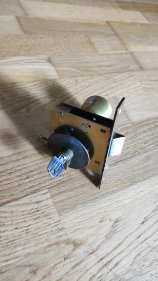Cerradura Tesa para Puerta Madera.