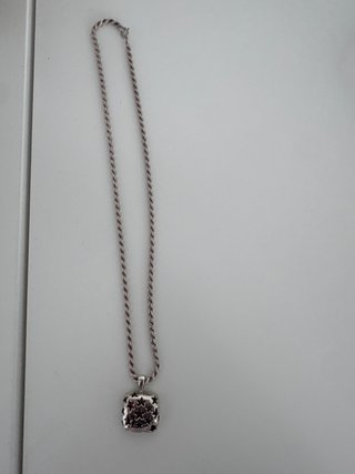 Colgante de plata con diseño de estrellas