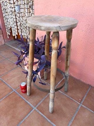 Antiguo taburete madera