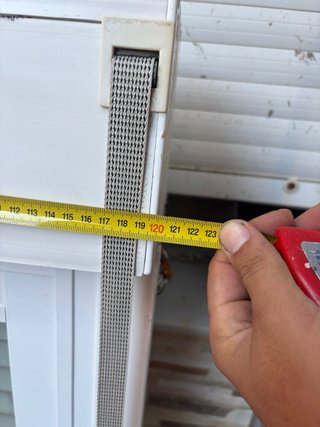 Ventana corredera blanca con persiana