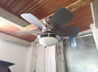 Ventilador de techo plateado con luz