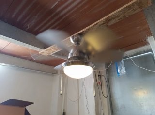 Ventilador de techo plateado con luz