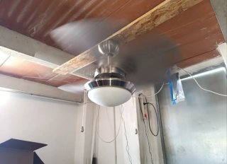 Ventilador de techo plateado con luz