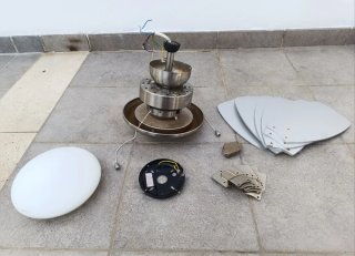 Ventilador de techo plateado con luz