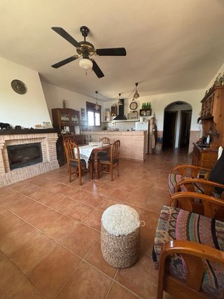 Mesa y sillas comedor pino macizo