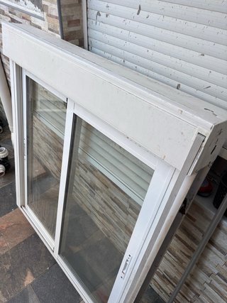 Ventana corredera blanca con persiana