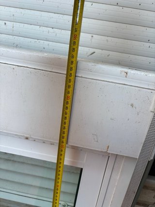 Ventana corredera blanca con persiana