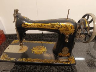 Máquina de coser SINGER con canilla y bombilla