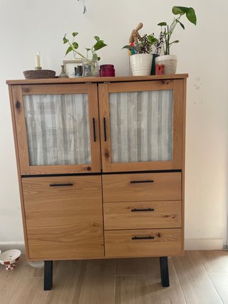Vitrina de madera con puertas de cristal