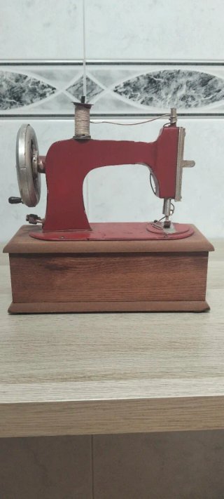 Máquina de coser antigua decorativa