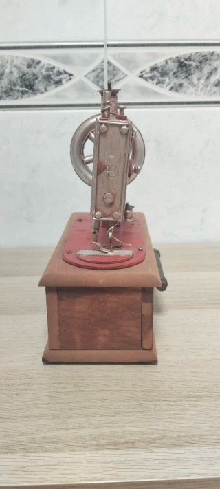 Máquina de coser antigua decorativa