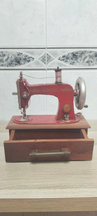 Máquina de coser antigua decorativa
