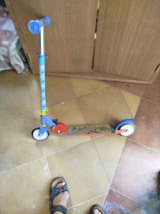 Regalo patín de niño pequeño en buen estado