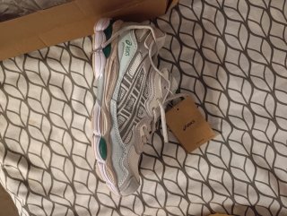 Zapatillas Asics plateadas y verde azulado, nuevas