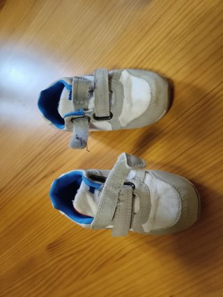Deportivas bebé blancas y azules número 24