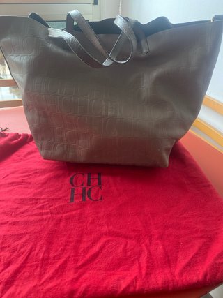 Bolso Carolina Herrera tiene una marca del uso.