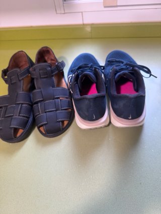 Sandalias negras hombre como nuevas y zapatillas