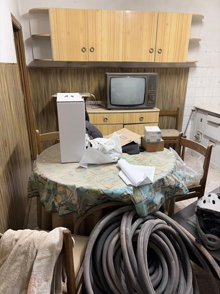 Armarios viejos de madera y plástico