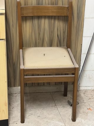 Armarios viejos de madera y plástico