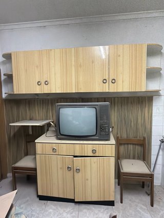 Armarios viejos de madera y plástico