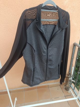 Chaqueta deportiva de punto gris y negro con crema