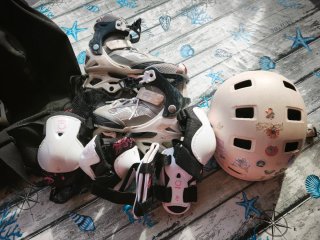 Patines en línea con protecciones y casco 32-35
