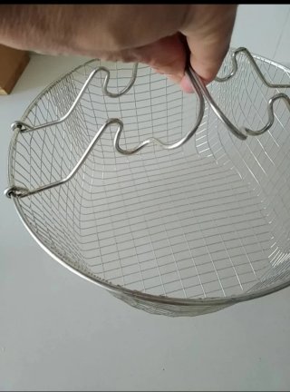 Escurridor de metal y pelador