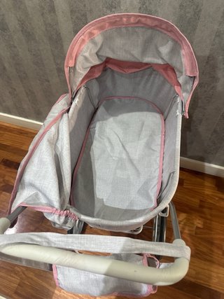 Carrito de bebé de juguete rosa y gris, sin uso