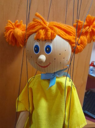 Marioneta de madera con hilos