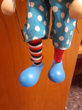 Marioneta de madera con hilos
