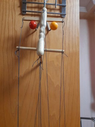 Marioneta de madera con hilos