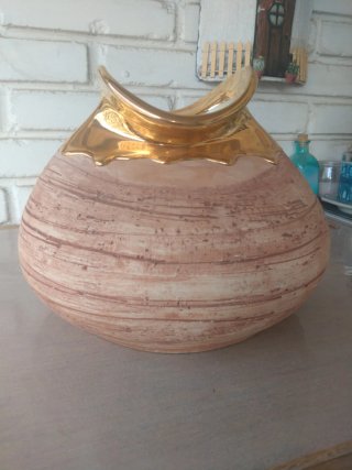 Jarrón Decorativo de Terracota y Dorado