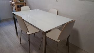Mesa de cocina con silas