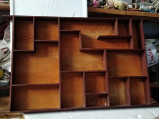 Bacheca in legno con scomparti.
