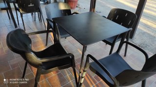 Conjunto de Mesa y 4 Sillas Negras
